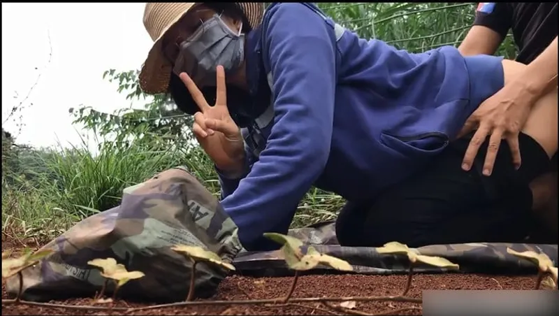 Bà xã dâm tuổi 24 - doggy em trên rẫy